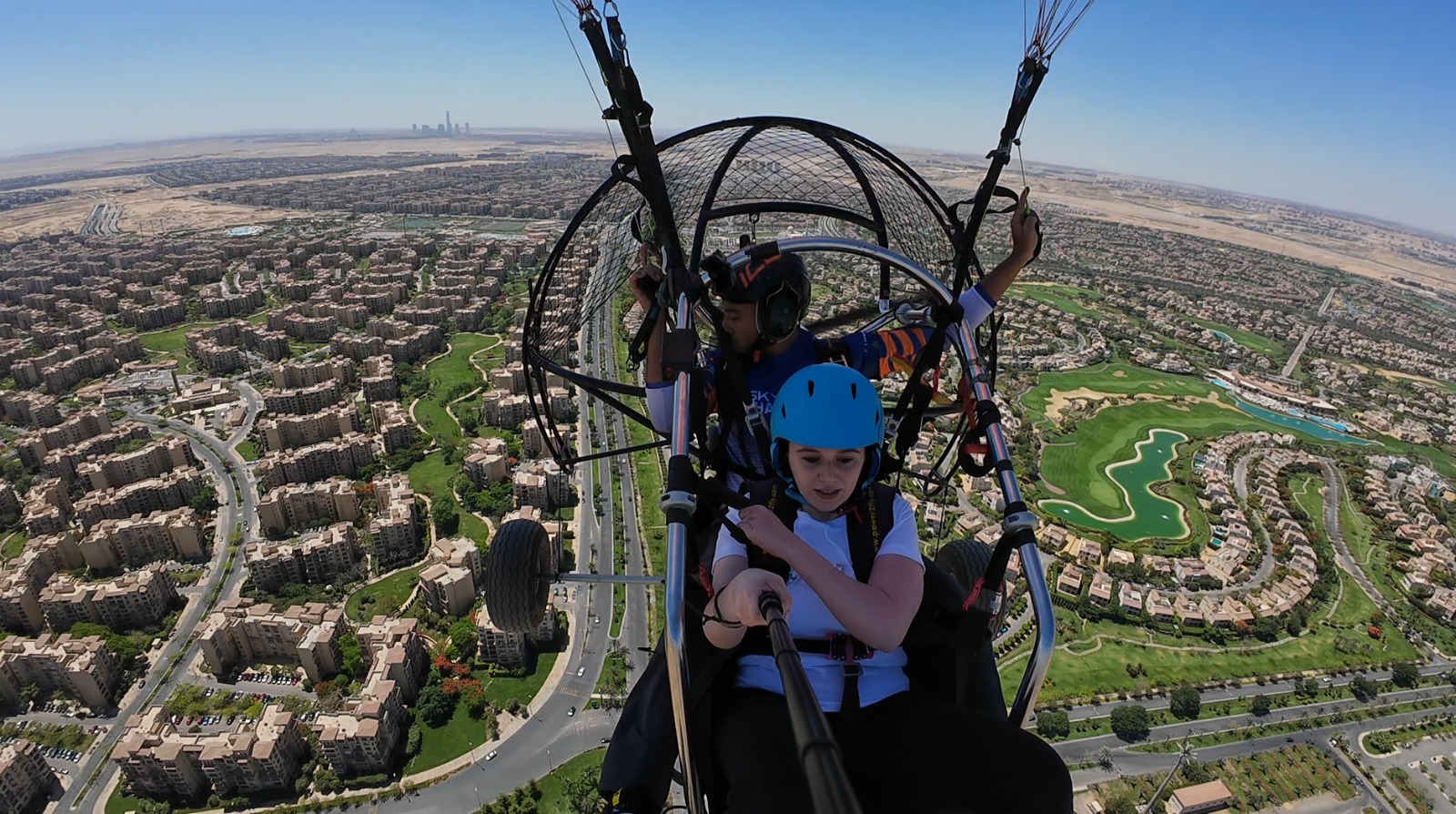 نجاح كبير لـ "Fly over Madinaty" أول حدث رياضي للقفز بالمظلات في مدينتي ..فيديو